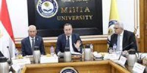 وزير التعليم العالي والقائم بعمل وزير الثقافة يترأس اجتماع المجلس الأعلى للجامعات بجامعة المنيا